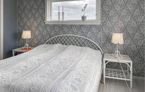 Katil atau katil-katil dalam bilik di 3 Bedroom Cozy Apartment In Myklebost
