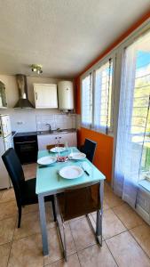 Una cocina con una mesa y sillas en una habitación. en Laurence's Home, en Veules-les-Roses