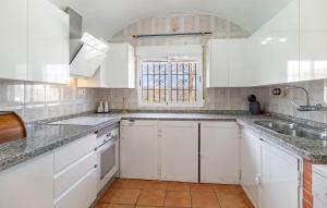 Kuchyň nebo kuchyňský kout v ubytování Stunning Home In Cortes Y Graena + 14 fotografií