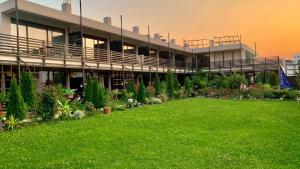 北马马亚-讷沃达里Dream Resort (Adults only 14+)的一座前面有绿色草坪的建筑