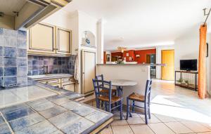 eine Küche mit Tisch und Stühlen in einem Zimmer in der Unterkunft 2 Bedroom Amazing Home In Noves in Noves + 14 Fotos