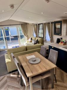 Χώρος καθιστικού στο Wolds Retreat at the peaceful Cherry Lea Holiday Park and Fishing Lake Skegness