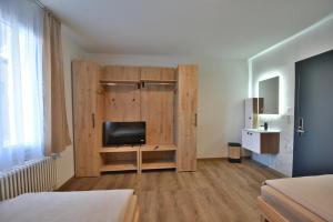 TV in/ali zabaviščno središče v nastanitvi Hotel Waldegg Zuchwil