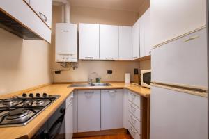 Una cocina o cocineta en Via dei Fabbri Leonardo Apartment - Central Milan - Milan-Cortina 2026 Olympics - Milan Design Week 2026