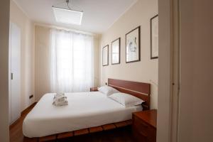 Una cama o camas en una habitación de Via dei Fabbri Leonardo Apartment - Central Milan - Milan-Cortina 2026 Olympics - Milan Design Week 2026