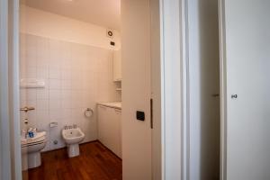 Un baño de Via dei Fabbri Leonardo Apartment - Central Milan - Milan-Cortina 2026 Olympics - Milan Design Week 2026