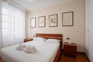 Una cama o camas en una habitación de Via dei Fabbri Leonardo Apartment - Central Milan - Milan-Cortina 2026 Olympics - Milan Design Week 2026