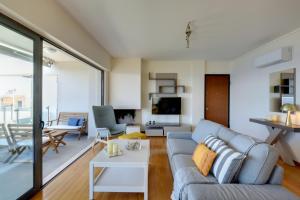 un salon avec un canapé et une table dans l'établissement Saronida Seaside Serenity, à Saronida