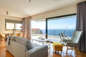 un salon avec vue sur l'océan dans l'établissement Saronida Seaside Serenity, à Saronida