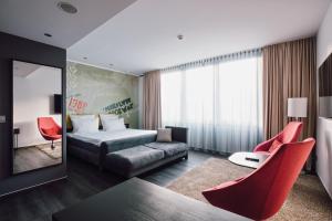 ein Hotelzimmer mit einem Bett und roten Stühlen in der Unterkunft Hotel Berlin, Berlin, a member of Radisson Individuals in Berlin + 37 Fotos