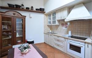 Kuchyň nebo kuchyňský kout v ubytování Stunning Home In Porec