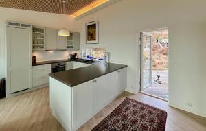 ครัวหรือมุมครัวของ 4 Bedroom Lovely Home In Fevik +13 ภาพ