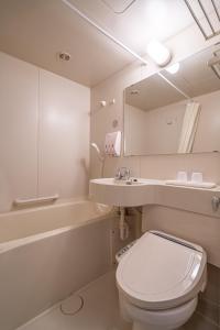 ソウルにある東横インソウル東大門１のトイレと洗面台を備えた白いバスルーム