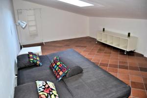 - un salon avec un canapé et des oreillers dans l'établissement Le Soleil, à Campo nell'Elba