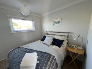 Ένα ή περισσότερα κρεβάτια σε δωμάτιο στο Beach Chalet - 2 Bedrooms - 4 Guests - Parking