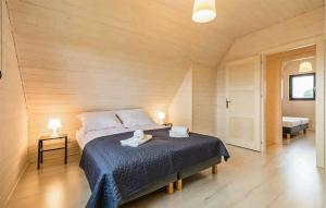 Ένα ή περισσότερα κρεβάτια σε δωμάτιο στο Nice Home In Dziwnówek With Wifi