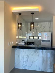 Kuchyň nebo kuchyňský kout v ubytování Condomínio Aliete Mendes