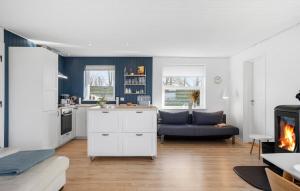 Η κουζίνα ή μικρή κουζίνα στο 3 Bedroom Nice Home In Middelfart