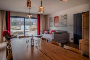 a living room with a table and a couch at Osada Niebieskich Drzwi in Stronie Śląskie