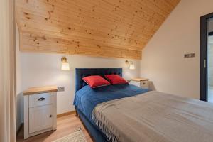 Ένα ή περισσότερα κρεβάτια σε δωμάτιο στο Osada Niebieskich Drzwi +17 φωτογραφίες