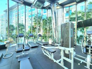 un gimnasio con un montón de equipos de cardio en un edificio en City Center Residence NEW, en Pattaya central