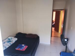 Zimmer mit Sofa und Flur mit Telefon in der Unterkunft Apartamento completo Mangaratiba in Mangaratiba