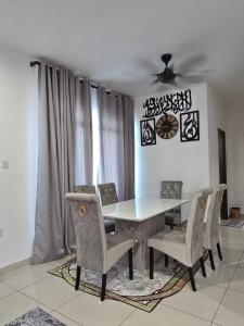 a dining room with a table and chairs at HOMESTAY KLeMERU E POH in Chemor