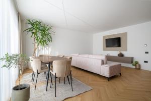 una sala de estar con una mesa y un sofá en Lake view apartment - free parking, en Râmnicu Vâlcea