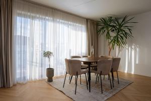 Un comedor con mesa y sillas en Lake view apartment - free parking, en Râmnicu Vâlcea