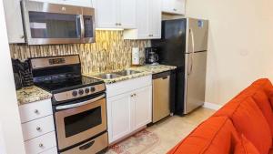 サニベルにあるSanibel Island retreat with private beachのキッチン(コンロ、冷蔵庫付) +10枚の写真