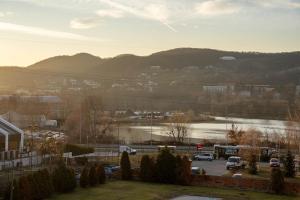 Gallery image of Lake view apartment - free parking in Râmnicu Vâlcea +29 photos