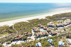 サニベルにあるSanibel Island retreat with private beachのビーチ付きのリゾートの空中ビュー