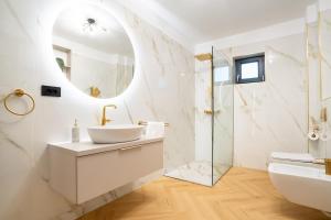 un baño con lavabo y espejo en Lake view apartment - free parking, en Râmnicu Vâlcea 29 fotos más