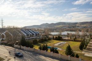 Una vista de una ciudad con un río y edificios. en Lake view apartment - free parking, en Râmnicu Vâlcea