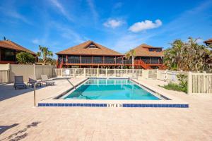 サニベルにあるEscape to Paradise - Tranquil 3-Bedroom Retreat with Wrap-Around Lanai and Private Beachの家の前のプール