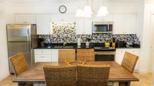 Kuchyň nebo kuchyňský kout v ubytování Your Perfect Getaway Awaits - Charming Sanibel Island villa with private beach