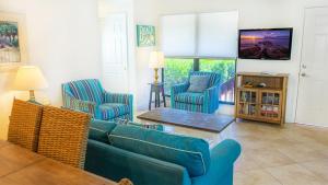 Posezení v ubytování Your Perfect Getaway Awaits - Charming Sanibel Island villa with private beach