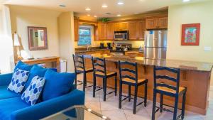 サニベルにあるRenovated 3-BR Villa with Rooftop Sundeck, Gulf Views and Private Beachのキッチン(青いソファ、青いカウンター付)