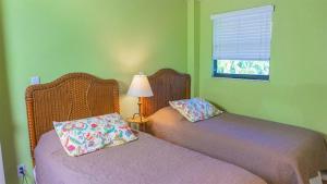 サニベルにあるRenovated 3-BR Villa with Rooftop Sundeck, Gulf Views and Private Beachのツインベッド2台 窓付きの緑の部屋 +24枚の写真