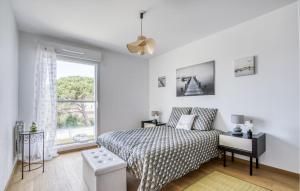Ένα ή περισσότερα κρεβάτια σε δωμάτιο στο Beautiful Apartment In La Tremblade
