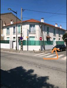 a street with an orange arrow on the street at BtoBed - Location Professionnelle - 2 Studios Confort - Proche Parc des Expos et Stade de France in Le Bourget