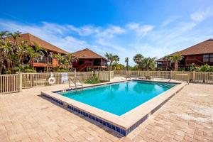 Bazén v ubytování Bright and Breezy Poolside Escape on Sanibel Island nebo v jeho okolí