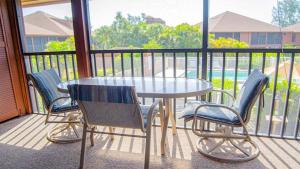 Balkón nebo terasa v ubytování Bright and Breezy Poolside Escape on Sanibel Island