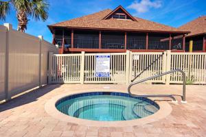 Bazén v ubytování Bright and Breezy Poolside Escape on Sanibel Island nebo v jeho okolí