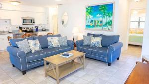 Χώρος καθιστικού στο Cozy Coastal Haven - Your Relaxing Sanibel Getaway - Private Beach