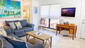 Χώρος καθιστικού στο Cozy Coastal Haven - Your Relaxing Sanibel Getaway - Private Beach