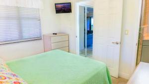 Ένα ή περισσότερα κρεβάτια σε δωμάτιο στο Cozy Coastal Haven - Your Relaxing Sanibel Getaway - Private Beach +12 φωτογραφίες