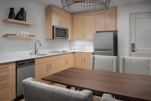 Dapur atau dapur kecil di Residence Inn by Marriott Seattle Northgate Station +82 gambar
