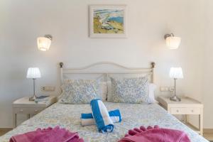 a bedroom with a bed with towels on it at Villa Ambar Cherry in Playa Blanca +24 photos