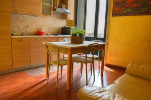 een keuken met een tafel en een aantal stoelen en een tafel en een keuken bij B&B La Corte Lecce in Lecce